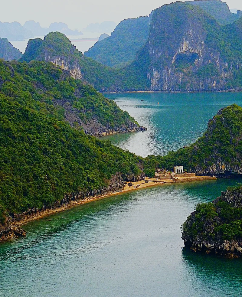Toàn cảnh từ trên cao các đảo đá vôi, bãi biển nhỏ và làn nước xanh ngọc ở vịnh Hạ Long.