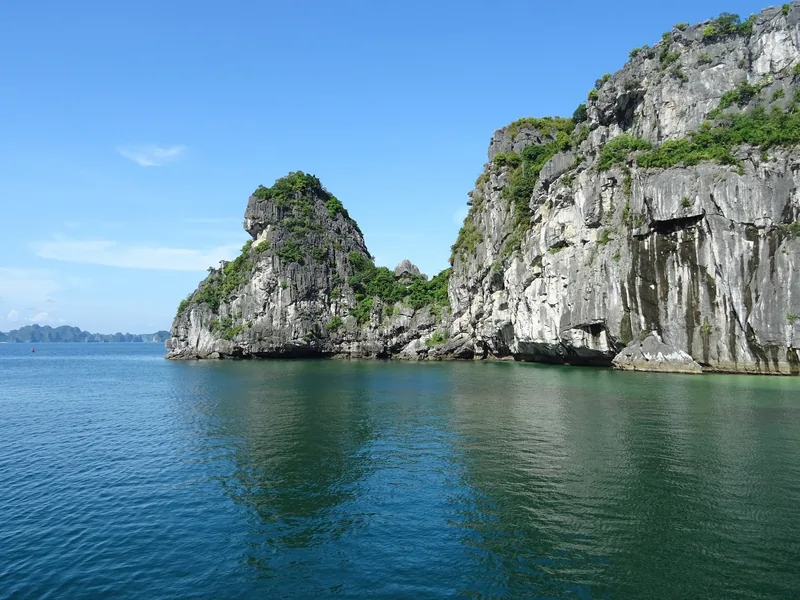 Những đảo đá vôi nhô lên từ làn nước xanh ngọc của vịnh Hạ Long dưới bầu trời trong xanh.