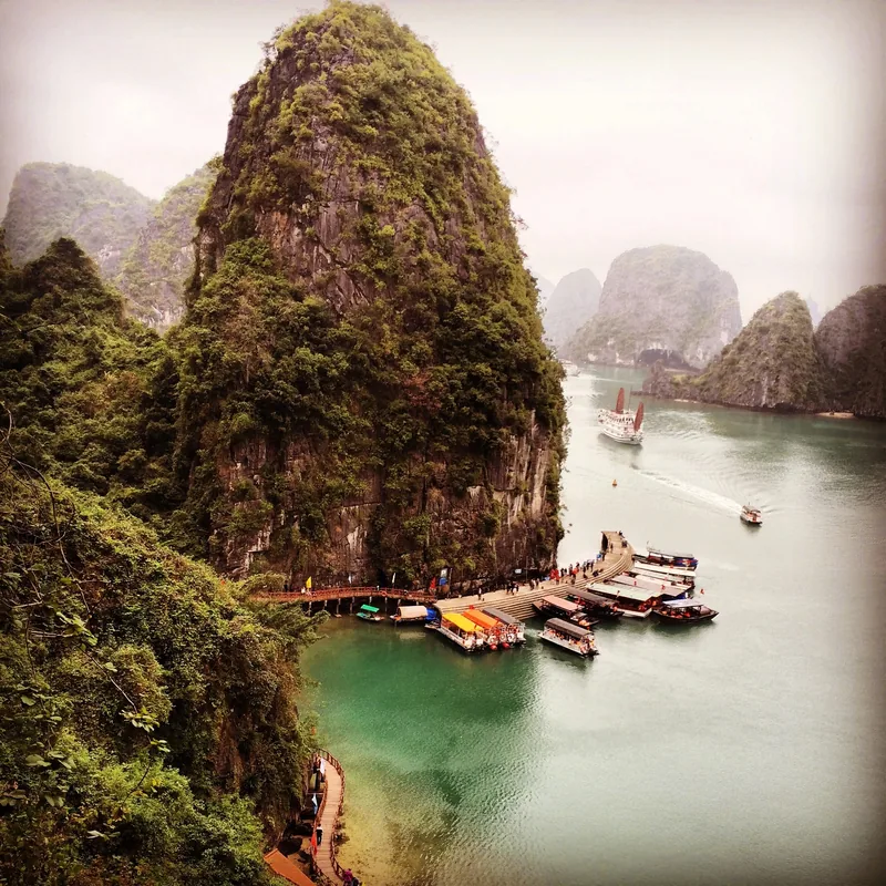Những núi đá vôi vươn cao trên bến thuyền và vịnh nước xanh ngọc ở vịnh Hạ Long, Quảng Ninh.