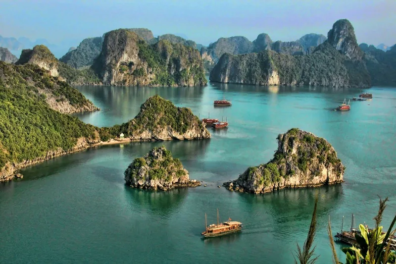 Những đảo đá vôi nhấp nhô trên làn nước xanh ngọc cùng các thuyền du lịch rải rác trên vịnh Hạ Long.
